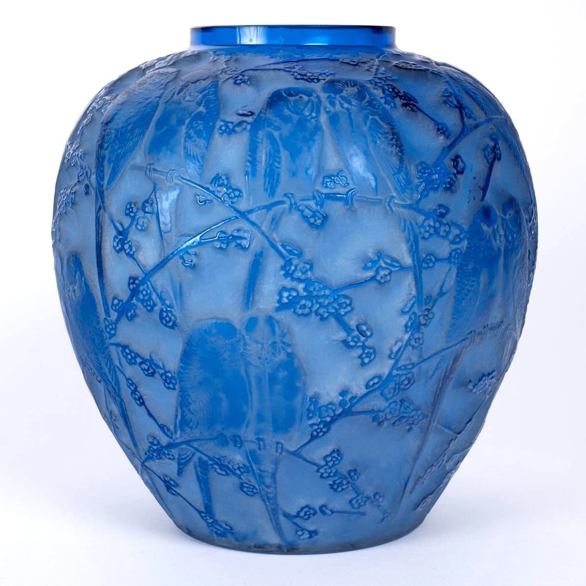 René Lalique Vase « Perruches » en verre bleu électrique patiné blanc — vue 2