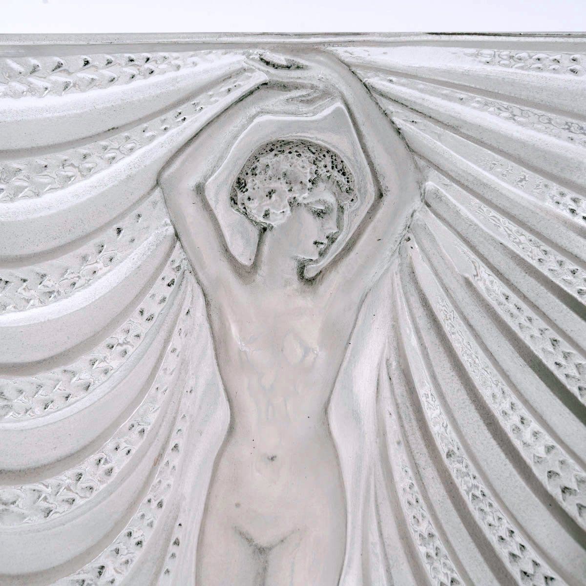 René Lalique Vase « Terpsichore » en verre blanc patiné bleu — vue 7