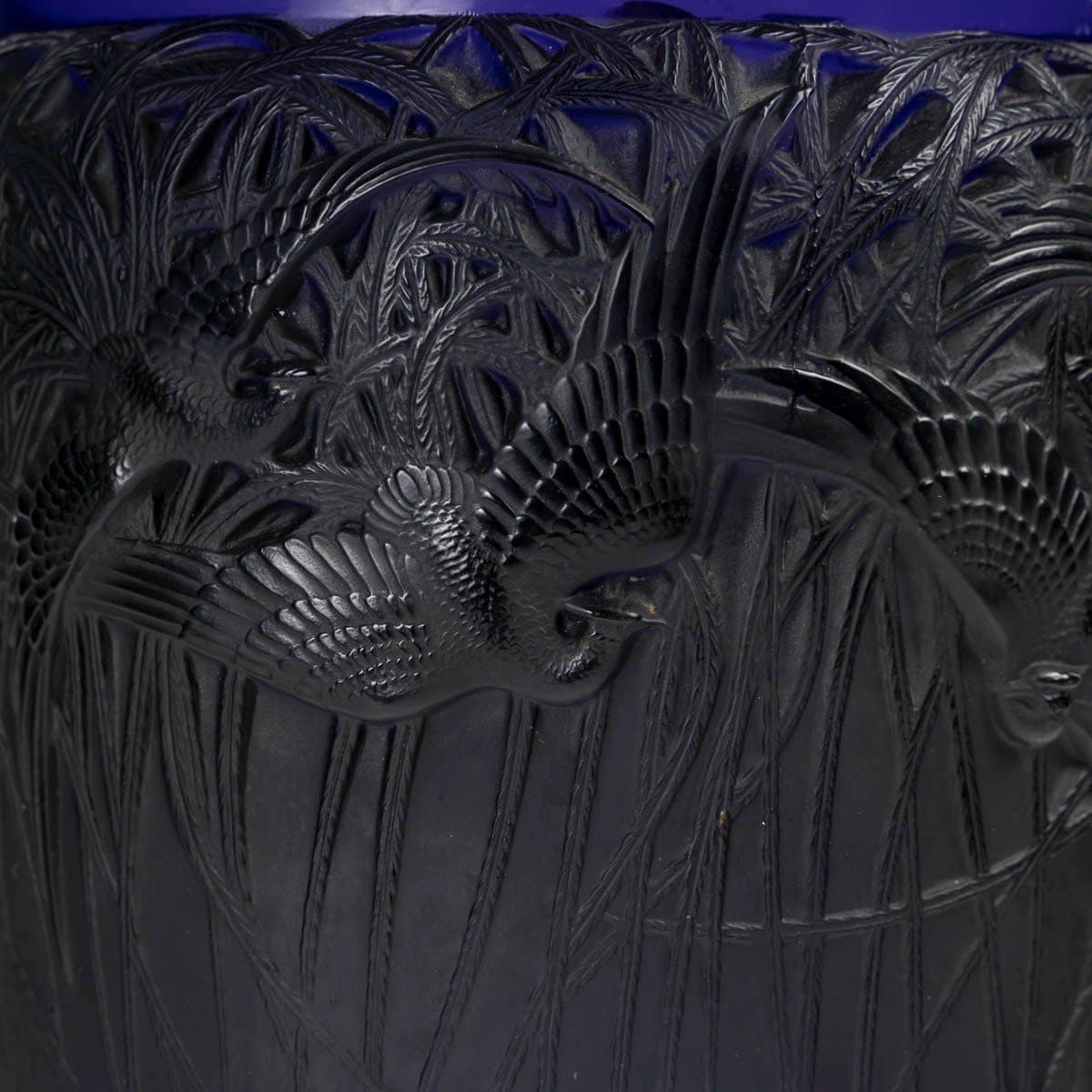 René Lalique Vase « Aigrettes » en verre violet foncé — vue 3