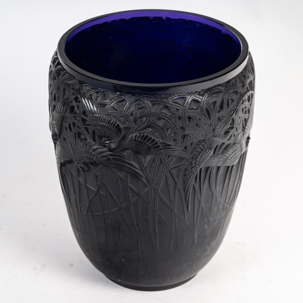 René Lalique Vase « Aigrettes » en verre violet foncé — vue 4