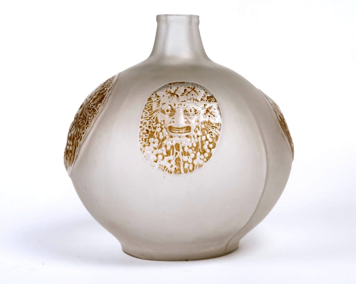 René Lalique Vase « Quatre Masques » en verre blanc patiné sépia — vue 4