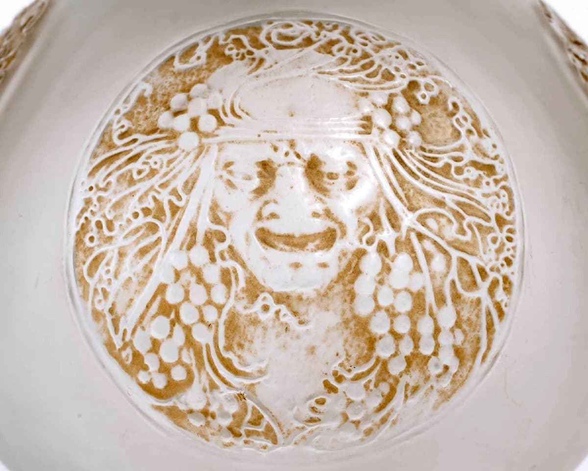 René Lalique Vase « Quatre Masques » en verre blanc patiné sépia — vue 6