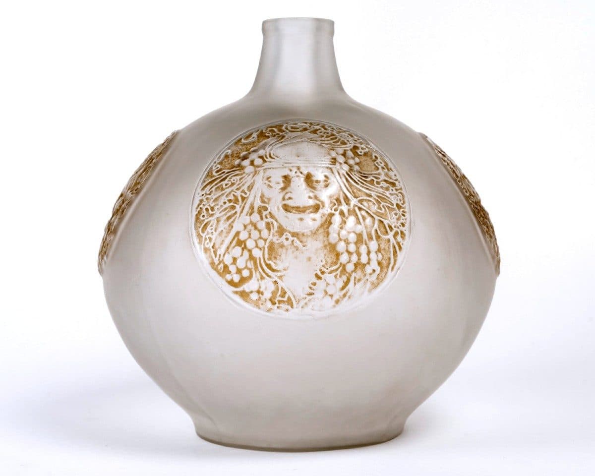 René Lalique Vase « Quatre Masques » en verre blanc patiné sépia