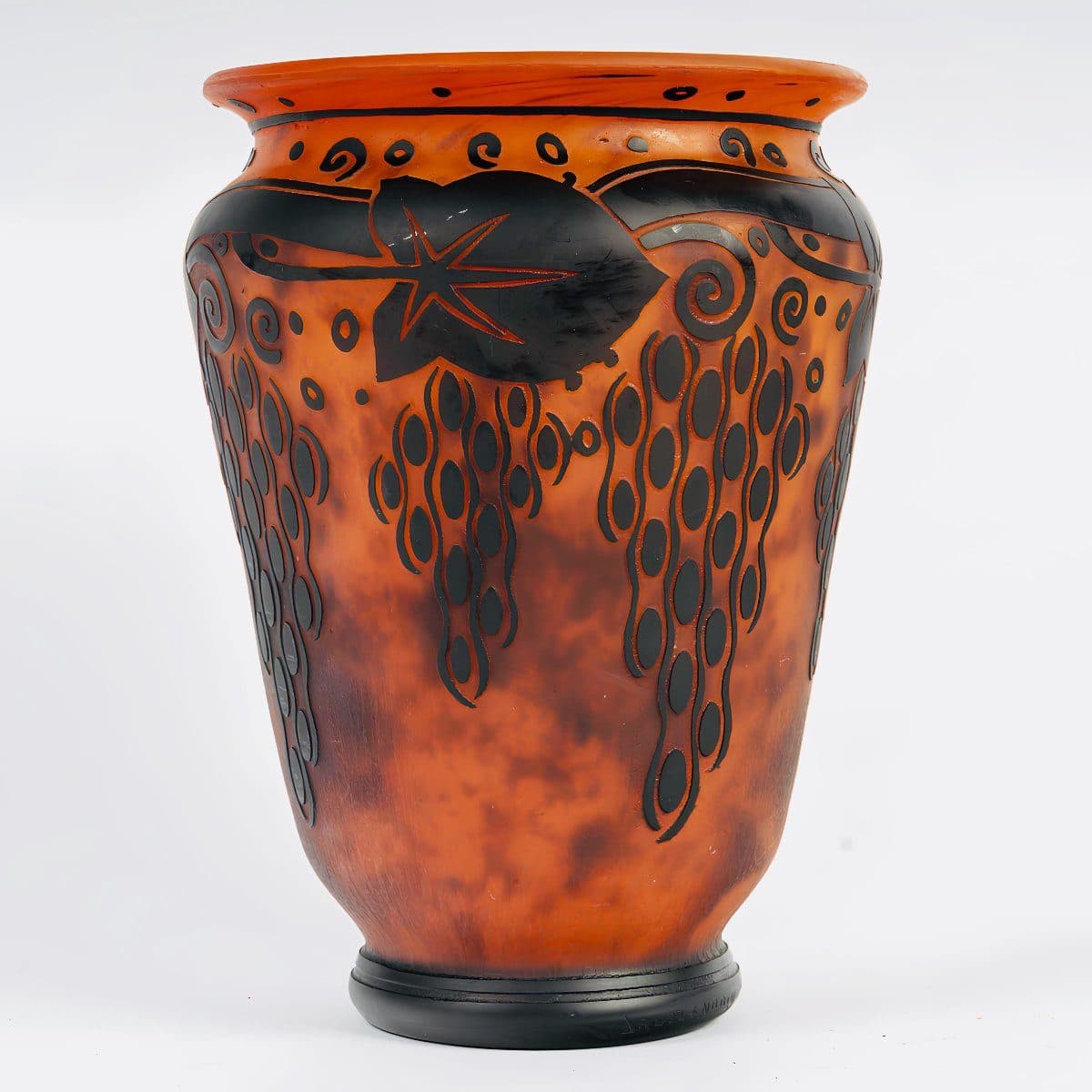 Daum Nancy Vase en verre orange marbré de noir